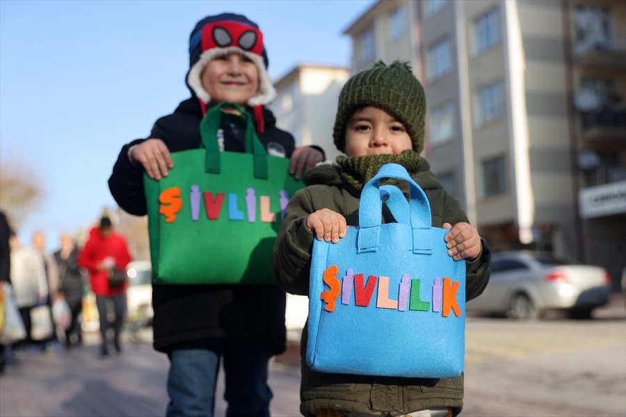 Konya'da üç ayları karşılayan çocukların 'şivlilik' sevinci